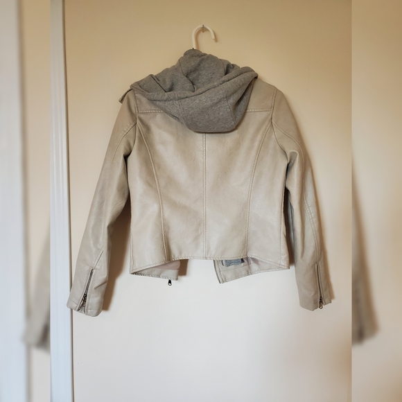 Beige leather jacket. - Picture 3 of 6